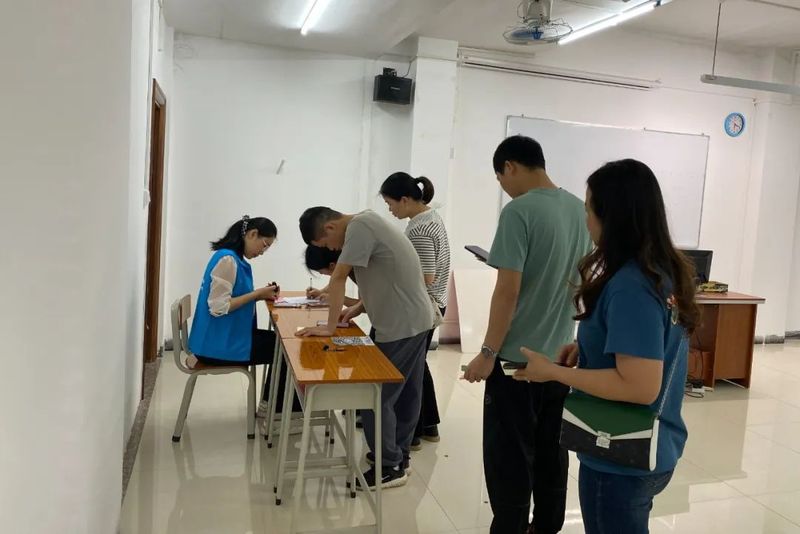 学员们排队缴费