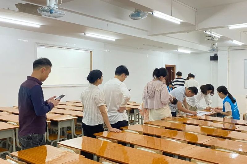 学员排队准备采集照片